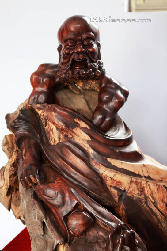 东方人,一个人,无人,和尚,站,竖图,室内,白天,正面,静物,雕塑,亚洲,仅一个男性,仅一个人,仅一个中年男性,阴影,节日,艺术,装饰,光线,光泽,木制,雕刻,雕像,佛像,影子,墙,棕色,织物,光芒,黄种人,文化,墙壁,墙面,红色,白色,阳光,木制品,工艺品,祈祷,站着,健康,展示,许愿,宗教,根雕,佛教,信仰,纪念,展览,支撑,祈求,美术,主题,陈列,罗汉,功能,美学,释教,阿罗汉,伐阇罗弗多罗,伐阇罗弗多罗尊者,十八罗汉,笑狮罗汉,绒布,平安,男人,男性,中年男性,亚洲人,比丘,高僧,僧,僧侣,僧人,沙弥,修行僧,站立,半身,彩图,rzwdb1