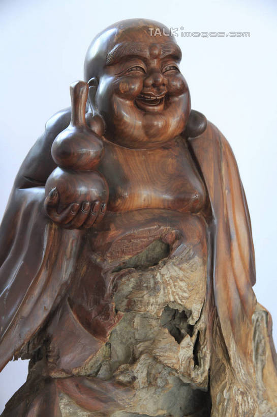 东方人,一个人,无人,和尚,站,举,笑,微笑,露齿笑,竖图,室内,白天,正面,静物,雕塑,亚洲,仅一个男性,仅一个人,仅一个中年男性,阴影,节日,艺术,装饰,光线,光泽,木制,雕刻,雕像,佛像,葫芦,影子,墙,棕色,织物,光芒,黄种人,文化,墙壁,墙面,红色,白色,阳光,木制品,工艺品,祈祷,托,站着,健康,展示,许愿,宗教,根雕,佛教,信仰,纪念,展览,支撑,祈求,美术,主题,陈列,罗汉,功能,美学,释教,阿罗汉,欢喜罗汉,迦诺迦代蹉尊者,十八罗汉,喜庆罗汉,绒布,平安,男人,男性,中年男性,亚洲人,比丘,高僧,僧,僧侣,僧人,沙弥,修行僧,举起,举手,举着,向上举,向上伸,向上托,站立,半身,彩图,rzwdb1