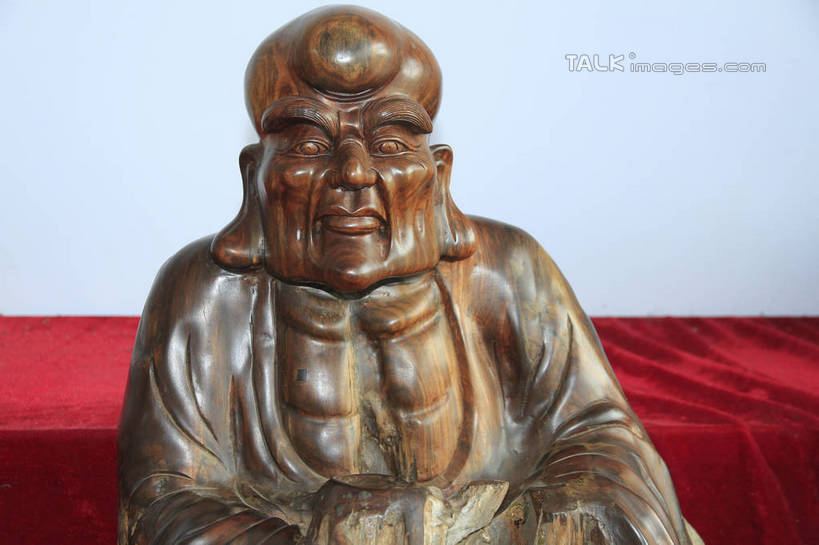 东方人,一个人,无人,和尚,坐,闭眼,横图,室内,白天,正面,静物,雕塑,亚洲,仅一个男性,仅一个人,仅一个中年男性,阴影,节日,艺术,装饰,光线,光泽,木制,雕刻,雕像,佛像,影子,墙,棕色,织物,光芒,黄种人,文化,墙壁,墙面,红色,白色,阳光,木制品,工艺品,祈祷,健康,展示,许愿,宗教,根雕,佛教,信仰,纪念,展览,支撑,祈求,美术,主题,陈列,罗汉,功能,美学,释教,阿罗汉,静坐罗汉,诺距罗,诺距罗尊者,十八罗汉,绒布,平安,男人,男性,中年男性,亚洲人,比丘,高僧,僧,僧侣,僧人,沙弥,修行僧,闭眼睛,闭着眼,闭着眼睛,坐着,半身,彩图,rzwdb1