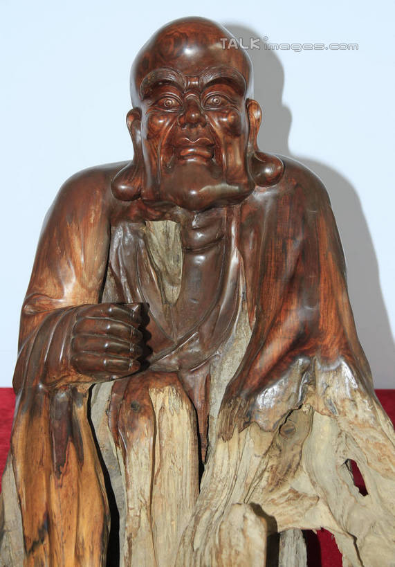 东方人,一个人,无人,和尚,站,举,竖图,室内,白天,正面,静物,雕塑,亚洲,仅一个男性,仅一个人,仅一个中年男性,阴影,节日,艺术,装饰,光线,光泽,木制,雕刻,雕像,佛像,影子,墙,棕色,织物,光芒,注视,黄种人,文化,墙壁,墙面,红色,白色,阳光,木制品,工艺品,观察,看,祈祷,托,站着,健康,展示,许愿,宗教,根雕,佛教,信仰,观看,纪念,展览,支撑,祈求,美术,察看,关注,主题,陈列,罗汉,功能,美学,释教,阿罗汉,看门罗汉,十八罗汉,注茶半托迦,注茶半托迦尊者,绒布,平安,男人,男性,中年男性,亚洲人,比丘,高僧,僧,僧侣,僧人,沙弥,修行僧,举起,举手,举着,向上举,向上伸,向上托,站立,半身,彩图,rzwdb1