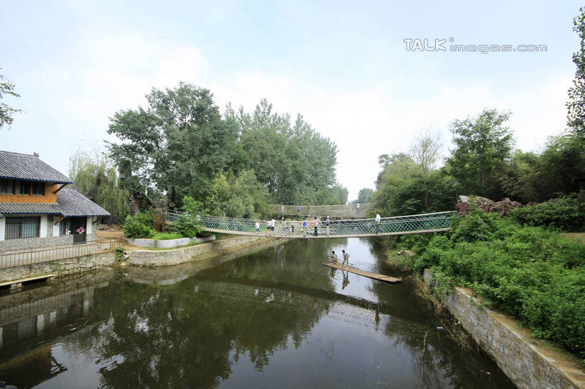 无人,横图,室外,白天,正面,旅游,度假,草地,草坪,河流,美景,水,植物,中国,亚洲,阴影,光线,木板,影子,房屋,屋子,河水,景观,水流,云,云朵,桥,木桥,云彩,娱乐,山东,栈桥,草,树,树木,蓝色,绿色,白云,倒影,蓝天,天空,阳光,自然,天,享受,休闲,景色,放松,生长,晴朗,成长,人行桥,木板桥,倒映,自然风光,东亚,山东省,日照,中华人民共和国,华东地区,鲁,日照市,反照,晴空,彩图,房子,竹洞天风景区,rzwdb1