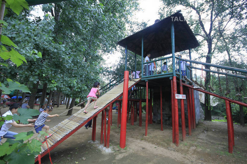 东方人,儿童,家庭,母亲,女儿,儿子,栏杆,攀登,横图,室外,白天,侧面,旅游,度假,纯洁,美景,树林,植物,中国,亚洲,游客,游人,握,阴影,光线,影子,柱子,阶梯,亭子,景观,围栏,许多人,拿,拿着,黄种人,娱乐,山东,护栏,台阶,树,树木,小孩,红色,绿色,天空,阳光,自然,凉亭,天,一群人,享受,休闲,温暖,温馨,母女,母子,一家人,爬,景色,放松,可爱,母爱,童年,童趣,握着,生长,成长,和睦,自然风光,童真,东亚,烂漫,无邪,山东省,日照,中华人民共和国,华东地区,鲁,日照市,天真,男孩,男人,男性,年轻女性,女孩,女人,女性,亚洲人,孩子,年轻人,攀爬,半身,彩图,融洽,竹洞天风景区,男生,女生,rzwdb1