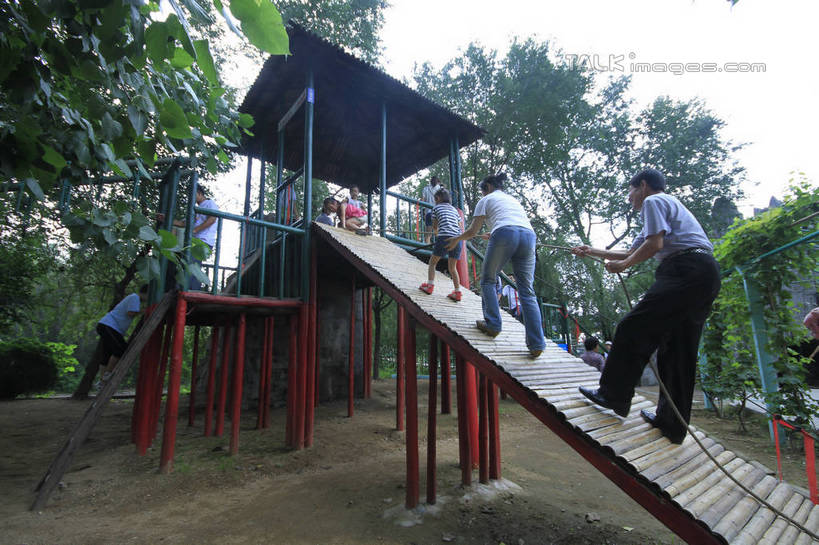 东方人,儿童,家庭,栏杆,攀登,横图,室外,白天,仰视,旅游,度假,纯洁,美景,树林,植物,中国,亚洲,游客,游人,握,阴影,光线,影子,柱子,阶梯,亭子,景观,围栏,许多人,拿,拿着,黄种人,娱乐,山东,护栏,台阶,树,树木,小孩,红色,绿色,天空,阳光,自然,凉亭,天,一群人,享受,休闲,温暖,温馨,一家人,爬,景色,放松,可爱,童年,童趣,握着,生长,成长,和睦,自然风光,童真,东亚,烂漫,无邪,山东省,日照,中华人民共和国,华东地区,鲁,日照市,天真,男孩,男人,男性,年轻男性,年轻女性,女孩,女人,女性,亚洲人,孩子,攀爬,半身,彩图,低角度拍摄,融洽,竹洞天风景区,男生,女生,rzwdb1