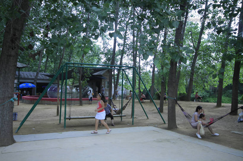 东方人,儿童,家庭,坐,走,横图,室外,白天,正面,旅游,度假,游戏,纯洁,美景,树林,植物,床,吊床,金属制品,中国,亚洲,吊挂,悬挂,摇摆,阴影,光线,金属,影子,景观,地面,许多人,挂,玩,黄种人,娱乐,山东,树,树木,小孩,绿色,天空,阳光,自然,秋千,天,荡秋千,一群人,享受,休闲,温暖,温馨,一家人,景色,放松,可爱,童年,童趣,生长,成长,活动,支撑,和睦,安逸,自然风光,摇晃,童真,东亚,烂漫,无邪,山东省,日照,中华人民共和国,华东地区,鲁,日照市,安适,清闲,天真,年轻女性,女孩,女人,女性,亚洲人,孩子,步行,散步,玩耍,嬉戏,走路,坐着,半身,彩图,融洽,竹洞天风景区,女生,rzwdb1