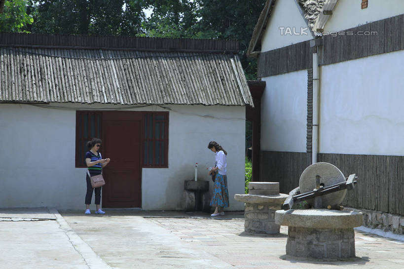 东方人,背部,两个人,站,横图,室外,白天,正面,裙子,旅游,度假,美景,树林,植物,窗户,门,中国,亚洲,游客,游人,阴影,服装,光线,水龙头,影子,房屋,屋顶,屋子,景观,水池,地面,顶棚,注视,休闲装,黄种人,娱乐,长裙,山东,楼房,民居,开关,玻璃窗,民宅,石磨,树,树木,衣服,红色,绿色,天空,阳光,自然,门框,天,打开,低头,观察,看,站着,享受,休闲,休闲服,景色,放松,服饰,生长,成长,观看,半身裙,阀门,察看,开启,关注,自然风光,东亚,山东省,日照,中华人民共和国,华东地区,鲁,日照市,水咀,年轻女性,女人,女性,亚洲人,站立,彩图,全身,房子,竹洞天风景区,rzwdb1