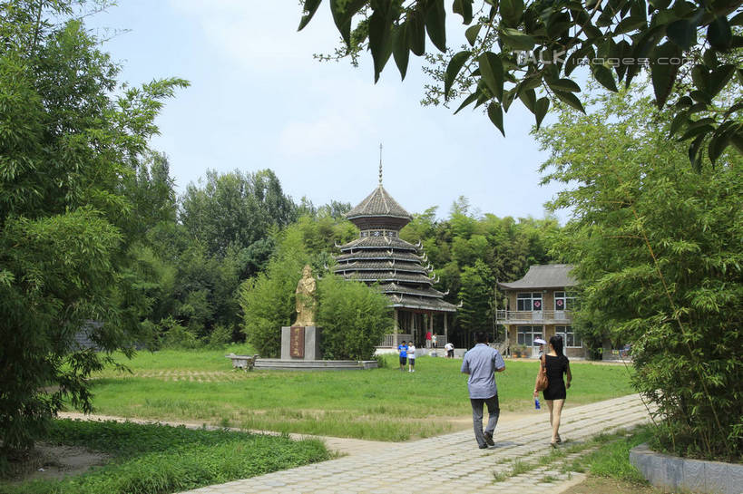 东方人,两个人,走,横图,室外,白天,爱情,旅游,度假,草地,草坪,美景,树林,植物,木雕,雕塑,中国,亚洲,游客,游人,阴影,艺术,装饰,光线,标志,雕刻,雕像,路标,文字,影子,字符,房屋,亭子,屋子,景观,云,云朵,地面,浪漫,云彩,黄种人,娱乐,标识,山东,楼房,草,树,树木,背面,蓝色,绿色,白云,蓝天,天空,阳光,自然,工艺品,凉亭,天,享受,休闲,温暖,温馨,汉字,景色,恩爱,放松,恋人,生长,晴朗,成长,纪念,美术,和睦,中文,自然风光,主题,陈列,东亚,山东省,日照,中华人民共和国,华东地区,功能,美学,国文,华文,鲁,日照市,男人,男性,年轻男性,年轻女性,女人,女性,亚洲人,情侣,晴空,步行,散步,走路,彩图,全身,房子,伴侣,融洽,竹洞天风景区,rzwdb1