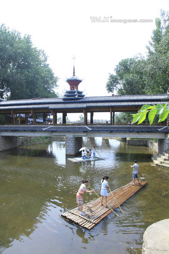 东方人,站,竖图,俯视,室外,白天,裙子,旅游,度假,河流,美景,水,植物,中国,亚洲,一排,游客,游人,阴影,竹制,连衣裙,服装,整齐,编织,光线,船桨,瓦片,影子,竹排,屋顶,屋檐,河水,景观,水流,桥,木桥,桥墩,运输工具,许多人,顶棚,休闲装,黄种人,娱乐,山东,檐,竹筏,树,树木,排列,衣服,绿色,倒影,天空,阳光,自然,交通工具,天,站着,一群人,享受,休闲,休闲服,景色,放松,服饰,生长,成长,人行桥,竹条,波光粼粼,倒映,竹制品,队列,自然风光,载具,东亚,山东省,廊桥,日照,中华人民共和国,华东地区,鲁,日照市,反照,水上交通工具,男人,男性,年轻男性,年轻女性,女人,女性,亚洲人,站立,彩图,高角度拍摄,全身,竹洞天风景区,rzwdb1