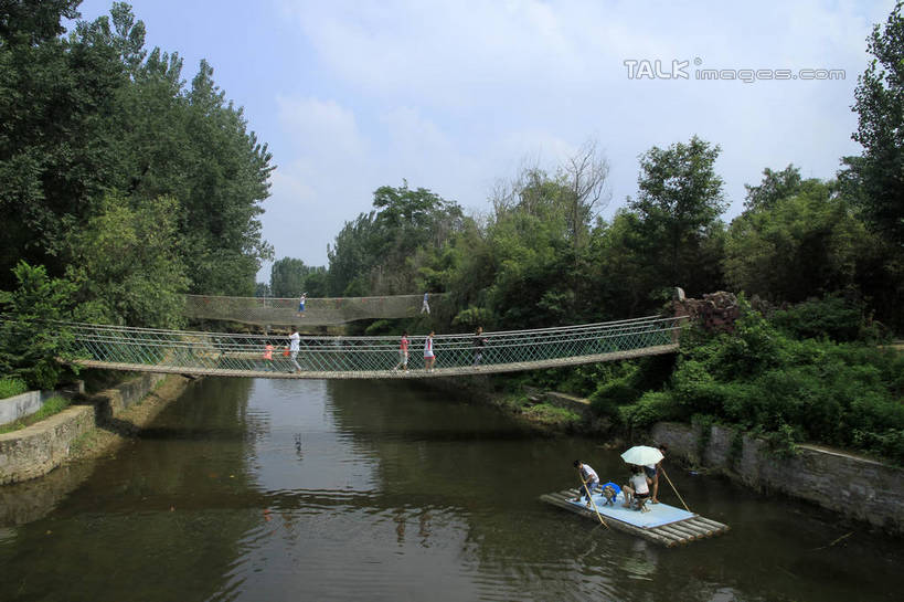 划船,东方人,站,坐,走,横图,俯视,室外,白天,旅游,度假,河流,美景,树林,水,植物,中国,亚洲,一排,游客,游人,阴影,竹制,整齐,编织,光线,船桨,木板,影子,竹排,河水,景观,水流,云,云朵,桥,木桥,运输工具,许多人,云彩,黄种人,娱乐,山东,栈桥,竹筏,树,树木,排列,蓝色,绿色,白云,倒影,蓝天,天空,阳光,自然,交通工具,天,站着,一群人,享受,休闲,景色,放松,生长,晴朗,成长,人行桥,木板桥,竹条,波光粼粼,倒映,竹制品,队列,自然风光,载具,东亚,山东省,日照,中华人民共和国,华东地区,鲁,日照市,反照,水上交通工具,男人,男性,年轻男性,年轻女性,女人,女性,亚洲人,晴空,步行,散步,站立,走路,坐着,彩图,高角度拍摄,全身,竹洞天风景区,rzwdb1