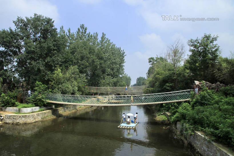 划船,东方人,站,坐,走,横图,俯视,室外,白天,旅游,度假,河流,美景,树林,水,植物,中国,亚洲,一排,游客,游人,阴影,竹制,整齐,编织,光线,船桨,木板,影子,竹排,河水,景观,水流,云,云朵,桥,木桥,运输工具,许多人,云彩,黄种人,娱乐,山东,栈桥,竹筏,树,树木,排列,蓝色,绿色,白云,倒影,蓝天,天空,阳光,自然,交通工具,天,站着,一群人,享受,休闲,景色,放松,生长,晴朗,成长,人行桥,木板桥,竹条,波光粼粼,倒映,竹制品,队列,自然风光,载具,东亚,山东省,日照,中华人民共和国,华东地区,鲁,日照市,反照,水上交通工具,男人,男性,年轻男性,年轻女性,女人,女性,亚洲人,晴空,步行,散步,站立,走路,坐着,彩图,高角度拍摄,全身,竹洞天风景区,rzwdb1