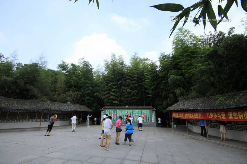 东方人,站,横图,室外,白天,旅游,度假,纯洁,美景,树林,植物,竹子,中国,亚洲,游客,游人,阴影,光线,标志,瓦片,文字,影子,字符,屋顶,屋檐,景观,云,竹林,云朵,横幅,地面,许多人,云彩,顶棚,注视,黄种人,娱乐,标识,山东,檐,树,树木,背面,红色,蓝色,绿色,白云,蓝天,天空,阳光,自然,凉亭,天,低头,观察,看,站着,一群人,享受,休闲,汉字,景色,放松,生长,晴朗,成长,观看,察看,高雅,关注,中文,自然风光,东亚,山东省,日照,中华人民共和国,华东地区,奉献,国文,华文,鲁,质朴,正直,日照市,担当,男人,男性,年轻男性,年轻女性,女人,女性,亚洲人,晴空,竹,站立,彩图,全身,奋进,操守,四君子,岁寒三友,性坚,虚怀,虚心,竹洞天风景区,善群,卓尔,rzwdb1