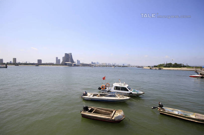 无人,高楼大厦,横图,俯视,室外,白天,度假,海浪,海洋,美景,城市风光,城市,大厦,建筑,轮船,摩天大楼,船,旗帜,中国,亚洲,阴影,光线,影子,景观,浪花,娱乐,山东,蓝色,蓝天,天空,阳光,海水,交通工具,天,享受,休闲,景色,放松,晴朗,四艘,海滨,停泊,载具,海景,东亚,山东省,日照,万里无云,中华人民共和国,华东地区,鲁,日照市,大海,风浪,海,海水的波动,近岸浪,涌浪,晴空,晴空万里,彩图,高角度拍摄,大楼,高层建筑,高楼,摩天楼,rzwdb1