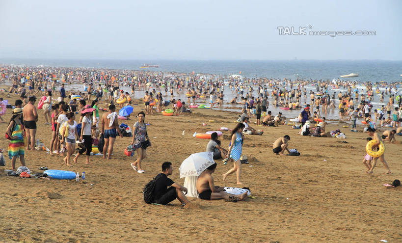 东方人,站,坐,横图,室外,白天,正面,度假,海浪,海洋,美景,沙滩,城市风光,城市,中国,亚洲,阴影,光线,沙子,影子,海岸,景观,浪花,沙地,许多人,黄种人,娱乐,山东,蓝色,蓝天,天空,阳光,海水,天,站着,一群人,享受,休闲,游玩,景色,放松,晴朗,浴场,海滨,海景,东亚,山东省,日照,万里无云,中华人民共和国,华东地区,鲁,日照市,顽耍,海滨浴场,男人,男性,年轻男性,年轻女性,女人,女性,亚洲人,大海,风浪,海,海水的波动,海滩,近岸浪,涌浪,晴空,晴空万里,玩耍,站立,坐着,半身,彩图,rzwdb1