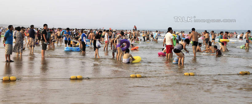 东方人,站,坐,横图,室外,白天,正面,度假,海浪,海洋,美景,沙滩,城市风光,城市,中国,亚洲,阴影,光线,沙子,影子,海岸,景观,浪花,沙地,许多人,黄种人,娱乐,山东,黄色,蓝色,蓝天,天空,阳光,海水,天,站着,一群人,享受,休闲,游玩,景色,放松,浮标,晴朗,浴场,海滨,海景,东亚,山东省,日照,万里无云,中华人民共和国,华东地区,鲁,日照市,顽耍,海滨浴场,男人,男性,年轻男性,年轻女性,女人,女性,亚洲人,大海,风浪,海,海水的波动,海滩,近岸浪,涌浪,晴空,晴空万里,玩耍,站立,坐着,半身,彩图,rzwdb1