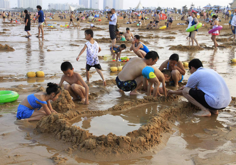 东方人,站,坐,横图,室外,白天,正面,度假,海浪,海洋,美景,沙滩,城市风光,城市,中国,亚洲,阴影,光线,沙子,影子,海岸,景观,浪花,沙地,许多人,黄种人,娱乐,山东,蓝色,蓝天,天空,阳光,海水,天,站着,一群人,享受,休闲,游玩,景色,放松,晴朗,浴场,海滨,海景,东亚,山东省,日照,万里无云,中华人民共和国,华东地区,鲁,日照市,顽耍,海滨浴场,男人,男性,年轻男性,年轻女性,女人,女性,亚洲人,大海,风浪,海,海水的波动,海滩,近岸浪,涌浪,晴空,晴空万里,玩耍,站立,坐着,半身,彩图,rzwdb1