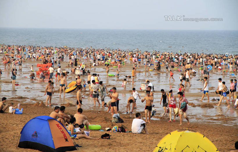 东方人,站,坐,横图,室外,白天,正面,度假,海浪,海洋,美景,沙滩,城市风光,城市,中国,亚洲,阴影,光线,沙子,影子,帐篷,海岸,景观,浪花,沙地,许多人,黄种人,娱乐,山东,蓝色,蓝天,天空,阳光,海水,天,站着,一群人,享受,休闲,游玩,景色,放松,晴朗,浴场,海滨,露营,野营,海景,东亚,山东省,日照,万里无云,宿营,中华人民共和国,华东地区,鲁,日照市,顽耍,海滨浴场,男人,男性,年轻男性,年轻女性,女人,女性,亚洲人,大海,风浪,海,海水的波动,海滩,近岸浪,涌浪,晴空,晴空万里,玩耍,站立,坐着,半身,彩图,rzwdb1