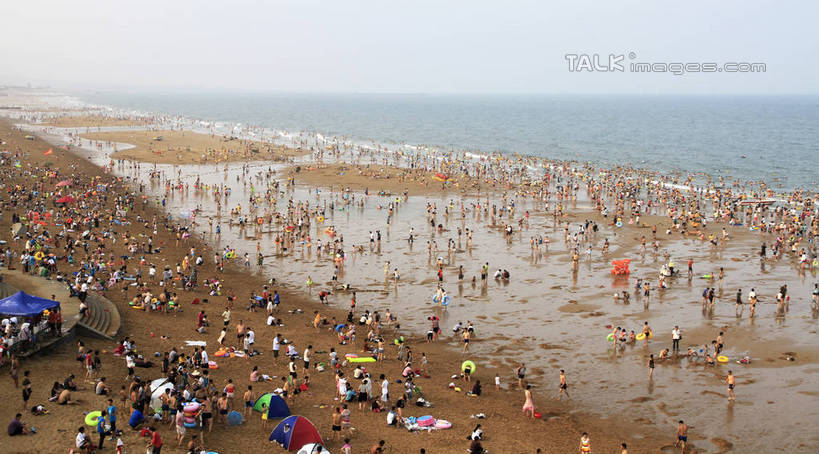 东方人,站,坐,横图,俯视,航拍,室外,白天,度假,海浪,海洋,美景,沙滩,城市风光,城市,中国,亚洲,阴影,光线,沙子,影子,海岸,景观,浪花,沙地,许多人,黄种人,娱乐,山东,蓝色,蓝天,天空,阳光,海水,天,站着,一群人,享受,休闲,游玩,景色,放松,晴朗,浴场,海滨,鸟瞰,海景,东亚,山东省,日照,万里无云,中华人民共和国,华东地区,鲁,日照市,顽耍,海滨浴场,男人,男性,年轻男性,年轻女性,女人,女性,亚洲人,大海,风浪,海,海水的波动,海滩,近岸浪,涌浪,晴空,晴空万里,玩耍,站立,坐着,半身,彩图,高角度拍摄,rzwdb1
