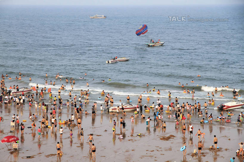 东方人,站,坐,横图,俯视,航拍,室外,白天,度假,海浪,海洋,美景,沙滩,城市风光,城市,中国,亚洲,阴影,光线,沙子,影子,海岸,景观,浪花,沙地,许多人,黄种人,娱乐,山东,蓝色,蓝天,天空,阳光,海水,天,站着,一群人,享受,休闲,游玩,景色,放松,晴朗,浴场,海滨,鸟瞰,海景,东亚,山东省,日照,万里无云,中华人民共和国,华东地区,鲁,日照市,顽耍,海滨浴场,男人,男性,年轻男性,年轻女性,女人,女性,亚洲人,大海,风浪,海,海水的波动,海滩,近岸浪,涌浪,晴空,晴空万里,玩耍,站立,坐着,半身,彩图,高角度拍摄,rzwdb1