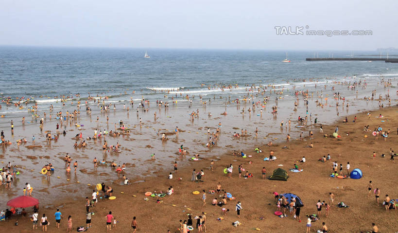 东方人,站,坐,横图,俯视,航拍,室外,白天,度假,海浪,海洋,美景,沙滩,城市风光,城市,中国,亚洲,阴影,光线,沙子,影子,海岸,景观,浪花,沙地,许多人,黄种人,娱乐,山东,蓝色,蓝天,天空,阳光,海水,天,站着,一群人,享受,休闲,游玩,景色,放松,晴朗,浴场,海滨,鸟瞰,海景,东亚,山东省,日照,万里无云,中华人民共和国,华东地区,鲁,日照市,顽耍,海滨浴场,男人,男性,年轻男性,年轻女性,女人,女性,亚洲人,大海,风浪,海,海水的波动,海滩,近岸浪,涌浪,晴空,晴空万里,玩耍,站立,坐着,半身,彩图,高角度拍摄,rzwdb1