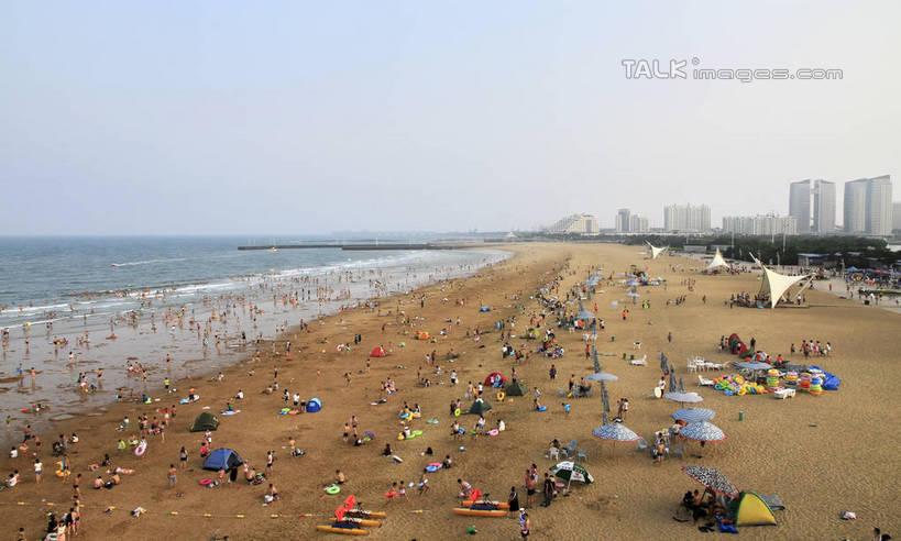 东方人,站,坐,横图,俯视,航拍,室外,白天,度假,海浪,海洋,美景,沙滩,城市风光,城市,中国,亚洲,阴影,光线,沙子,影子,海岸,景观,浪花,沙地,许多人,黄种人,娱乐,山东,蓝色,蓝天,天空,阳光,海水,天,站着,一群人,享受,休闲,游玩,景色,放松,晴朗,浴场,海滨,鸟瞰,海景,东亚,山东省,日照,万里无云,中华人民共和国,华东地区,鲁,日照市,顽耍,海滨浴场,男人,男性,年轻男性,年轻女性,女人,女性,亚洲人,大海,风浪,海,海水的波动,海滩,近岸浪,涌浪,晴空,晴空万里,玩耍,站立,坐着,半身,彩图,高角度拍摄,rzwdb1