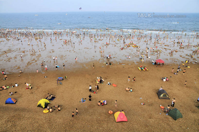 东方人,站,坐,横图,俯视,航拍,室外,白天,度假,海浪,海洋,美景,沙滩,城市风光,城市,中国,亚洲,阴影,光线,沙子,影子,海岸,景观,浪花,沙地,许多人,黄种人,娱乐,山东,蓝色,蓝天,天空,阳光,海水,天,站着,一群人,享受,休闲,游玩,景色,放松,晴朗,浴场,海滨,鸟瞰,海景,东亚,山东省,日照,万里无云,中华人民共和国,华东地区,鲁,日照市,顽耍,海滨浴场,男人,男性,年轻男性,年轻女性,女人,女性,亚洲人,大海,风浪,海,海水的波动,海滩,近岸浪,涌浪,晴空,晴空万里,玩耍,站立,坐着,半身,彩图,高角度拍摄,rzwdb1