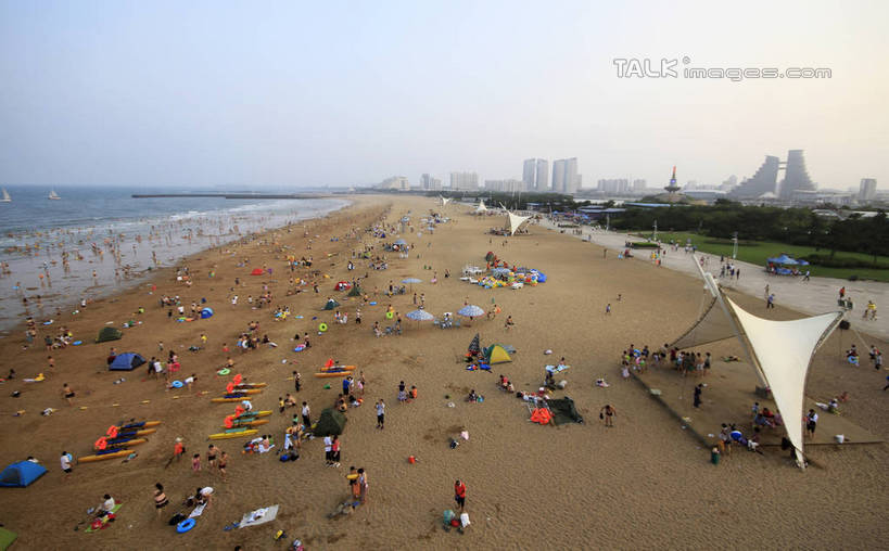 东方人,站,坐,横图,俯视,航拍,室外,白天,度假,海浪,海洋,美景,沙滩,城市风光,城市,中国,亚洲,阴影,光线,沙子,影子,海岸,景观,浪花,沙地,许多人,黄种人,娱乐,山东,蓝色,蓝天,天空,阳光,海水,天,站着,一群人,享受,休闲,游玩,景色,放松,晴朗,浴场,海滨,鸟瞰,海景,东亚,山东省,日照,万里无云,中华人民共和国,华东地区,鲁,日照市,顽耍,海滨浴场,男人,男性,年轻男性,年轻女性,女人,女性,亚洲人,大海,风浪,海,海水的波动,海滩,近岸浪,涌浪,晴空,晴空万里,玩耍,站立,坐着,半身,彩图,高角度拍摄,rzwdb1