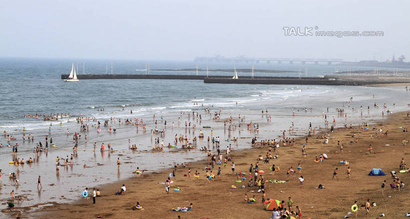 东方人,站,坐,横图,俯视,航拍,室外,白天,度假,海浪,海洋,美景,沙滩,城市风光,城市,中国,亚洲,阴影,光线,沙子,影子,海岸,景观,浪花,沙地,许多人,黄种人,娱乐,山东,蓝色,蓝天,天空,阳光,海水,天,站着,一群人,享受,休闲,游玩,景色,放松,晴朗,浴场,海滨,鸟瞰,海景,东亚,山东省,日照,万里无云,中华人民共和国,华东地区,鲁,日照市,顽耍,海滨浴场,男人,男性,年轻男性,年轻女性,女人,女性,亚洲人,大海,风浪,海,海水的波动,海滩,近岸浪,涌浪,晴空,晴空万里,玩耍,站立,坐着,半身,彩图,高角度拍摄,rzwdb1