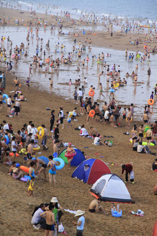 东方人,站,坐,竖图,俯视,航拍,室外,白天,度假,海浪,海洋,美景,沙滩,城市风光,城市,中国,亚洲,阴影,光线,沙子,影子,海岸,景观,浪花,沙地,许多人,黄种人,娱乐,山东,蓝色,蓝天,天空,阳光,海水,天,站着,一群人,享受,休闲,游玩,景色,放松,晴朗,浴场,海滨,鸟瞰,海景,东亚,山东省,日照,万里无云,中华人民共和国,华东地区,鲁,日照市,顽耍,海滨浴场,男人,男性,年轻男性,年轻女性,女人,女性,亚洲人,大海,风浪,海,海水的波动,海滩,近岸浪,涌浪,晴空,晴空万里,玩耍,站立,坐着,半身,彩图,高角度拍摄,rzwdb1