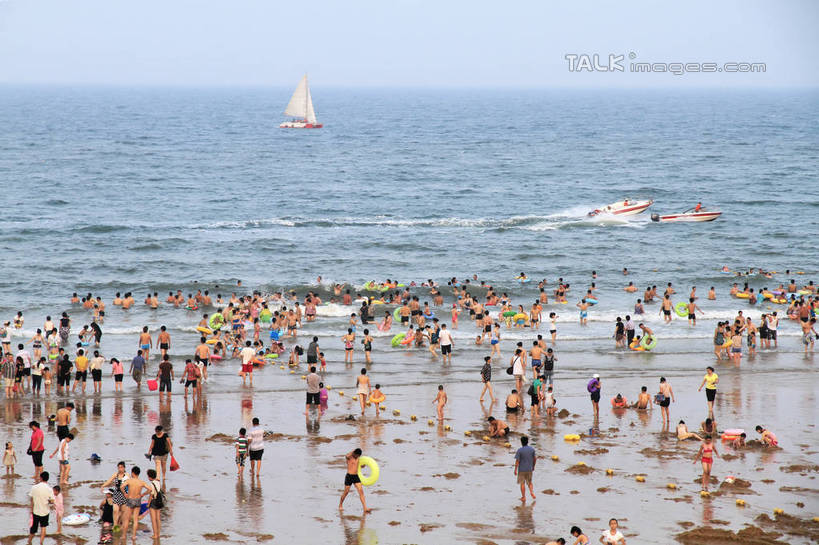 东方人,站,坐,横图,俯视,航拍,室外,白天,度假,海浪,海洋,美景,沙滩,城市风光,城市,中国,亚洲,阴影,光线,沙子,影子,海岸,景观,浪花,沙地,许多人,黄种人,娱乐,山东,蓝色,蓝天,天空,阳光,海水,天,站着,一群人,享受,休闲,游玩,景色,放松,晴朗,浴场,海滨,鸟瞰,海景,东亚,山东省,日照,万里无云,中华人民共和国,华东地区,鲁,日照市,顽耍,海滨浴场,男人,男性,年轻男性,年轻女性,女人,女性,亚洲人,大海,风浪,海,海水的波动,海滩,近岸浪,涌浪,晴空,晴空万里,玩耍,站立,坐着,半身,彩图,高角度拍摄,rzwdb1