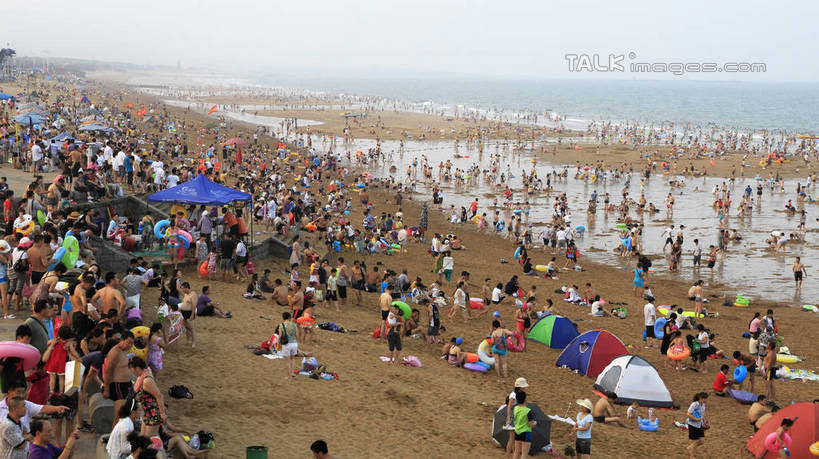 东方人,站,坐,横图,俯视,航拍,室外,白天,度假,海浪,海洋,美景,沙滩,城市风光,城市,中国,亚洲,阴影,光线,沙子,影子,海岸,景观,浪花,沙地,许多人,黄种人,娱乐,山东,蓝色,蓝天,天空,阳光,海水,天,站着,一群人,享受,休闲,游玩,景色,放松,晴朗,浴场,海滨,鸟瞰,海景,东亚,山东省,日照,万里无云,中华人民共和国,华东地区,鲁,日照市,顽耍,海滨浴场,男人,男性,年轻男性,年轻女性,女人,女性,亚洲人,大海,风浪,海,海水的波动,海滩,近岸浪,涌浪,晴空,晴空万里,玩耍,站立,坐着,半身,彩图,高角度拍摄,rzwdb1