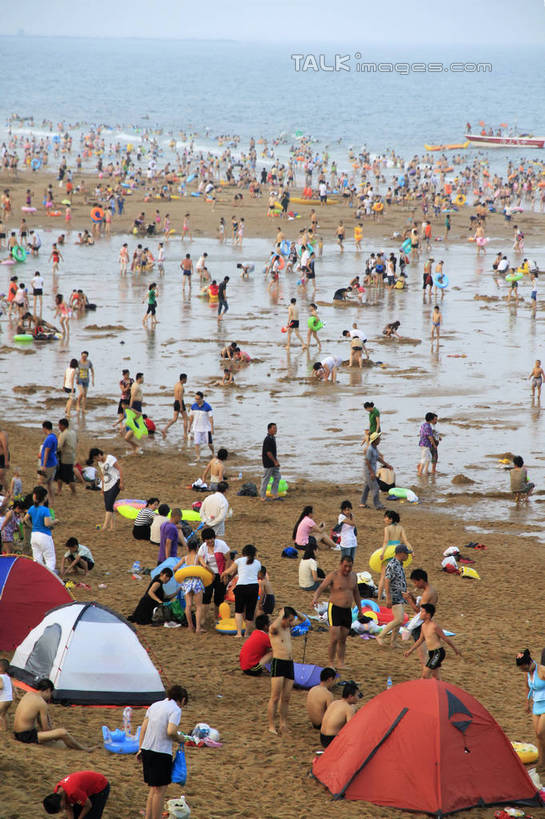 东方人,站,坐,竖图,俯视,航拍,室外,白天,度假,海浪,海洋,美景,沙滩,城市风光,城市,中国,亚洲,阴影,光线,沙子,影子,海岸,景观,浪花,沙地,许多人,黄种人,娱乐,山东,蓝色,蓝天,天空,阳光,海水,天,站着,一群人,享受,休闲,游玩,景色,放松,晴朗,浴场,海滨,鸟瞰,海景,东亚,山东省,日照,万里无云,中华人民共和国,华东地区,鲁,日照市,顽耍,海滨浴场,男人,男性,年轻男性,年轻女性,女人,女性,亚洲人,大海,风浪,海,海水的波动,海滩,近岸浪,涌浪,晴空,晴空万里,玩耍,站立,坐着,半身,彩图,高角度拍摄,rzwdb1