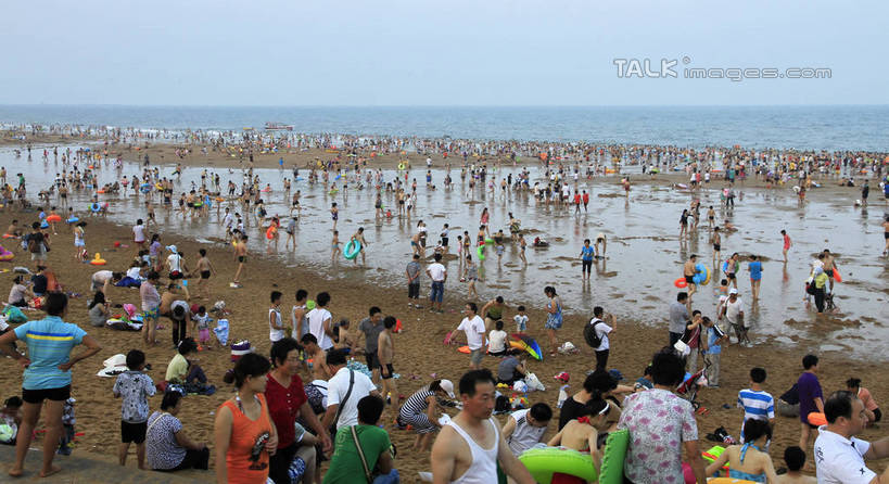 东方人,站,坐,横图,俯视,航拍,室外,白天,度假,海浪,海洋,美景,沙滩,城市风光,城市,中国,亚洲,阴影,光线,沙子,影子,海岸,景观,浪花,沙地,许多人,黄种人,娱乐,山东,蓝色,蓝天,天空,阳光,海水,天,站着,一群人,享受,休闲,游玩,景色,放松,晴朗,浴场,海滨,鸟瞰,海景,东亚,山东省,日照,万里无云,中华人民共和国,华东地区,鲁,日照市,顽耍,海滨浴场,男人,男性,年轻男性,年轻女性,女人,女性,亚洲人,大海,风浪,海,海水的波动,海滩,近岸浪,涌浪,晴空,晴空万里,玩耍,站立,坐着,半身,彩图,高角度拍摄,rzwdb1