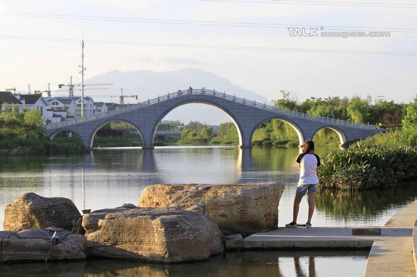 东方人,一个人,公园,家,站,横图,室外,白天,正面,旅游,度假,河流,石头,美景,水,植物,中国,亚洲,仅一个男性,仅一个人,仅一个中年男性,阴影,波纹,服装,光线,石子,影子,房屋,屋子,河水,景观,水流,云,云朵,桥,涟漪,云彩,注视,休闲装,黄种人,娱乐,山东,石桥,楼房,拱桥,住宅,栈桥,树,树木,衣服,蓝色,绿色,白云,倒影,蓝天,水纹,天空,阳光,自然,波浪,天,观察,看,站着,享受,休闲,休闲服,景色,放松,服饰,拱形,生长,晴朗,成长,观看,人行桥,石拱桥,察看,倒映,关注,自然风光,东亚,山东省,日照,中华人民共和国,华东地区,水晕,鲁,日照市,反照,香河公园,男人,男性,中年男性,亚洲人,石块,岩石,晴空,站立,彩图,全身,房子,rzwdb1