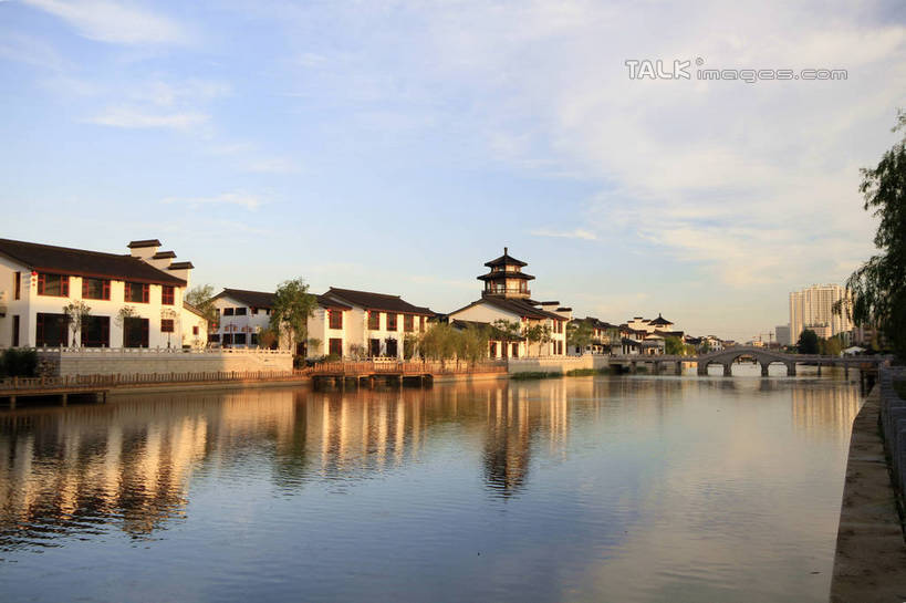 无人,公园,家,横图,室外,白天,正面,旅游,度假,河流,石头,美景,水,植物,中国,亚洲,阴影,波纹,光线,石子,影子,房屋,屋子,河水,景观,水流,云,云朵,公寓,桥,涟漪,云彩,娱乐,山东,石桥,洋房,楼房,拱桥,住宅,栈桥,树,树木,蓝色,绿色,白云,倒影,蓝天,水纹,天空,阳光,自然,波浪,天,享受,休闲,景色,放松,拱形,生长,晴朗,成长,人行桥,石拱桥,倒映,自然风光,东亚,山东省,日照,中华人民共和国,华东地区,水晕,鲁,日照市,反照,香河公园,石块,晴空,彩图,房子,rzwdb1