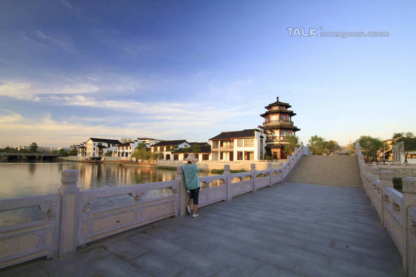 东方人,一个人,公园,家,栏杆,站,横图,室外,白天,正面,旅游,度假,河流,石头,美景,水,植物,楼梯,中国,亚洲,仅一个男性,仅一个人,仅一个中年男性,阴影,波纹,服装,光线,扶手,石子,影子,房屋,阶梯,屋子,河水,景观,水流,云,云朵,公寓,桥,涟漪,云彩,注视,休闲装,黄种人,娱乐,山东,石桥,洋房,护栏,楼房,拱桥,台阶,住宅,栈桥,树,树木,衣服,蓝色,绿色,白云,倒影,蓝天,水纹,天空,阳光,自然,波浪,天,观察,看,站着,享受,休闲,休闲服,景色,放松,服饰,拱形,生长,晴朗,成长,观看,人行桥,石拱桥,察看,倒映,关注,自然风光,东亚,山东省,日照,中华人民共和国,华东地区,水晕,鲁,日照市,反照,香河公园,男人,男性,中年男性,亚洲人,石块,晴空,站立,彩图,全身,房子,rzwdb1