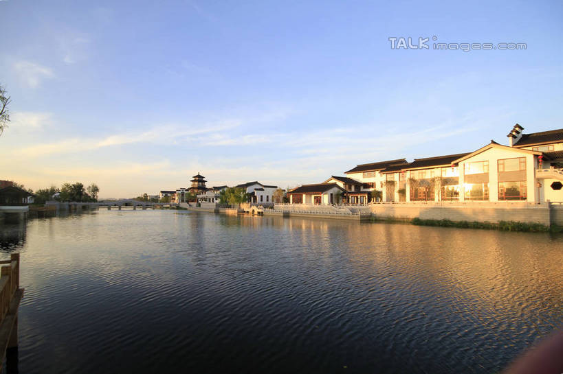 无人,公园,家,横图,室外,白天,正面,旅游,度假,河流,石头,美景,水,植物,中国,亚洲,阴影,波纹,光线,石子,影子,房屋,屋子,河水,景观,水流,云,云朵,公寓,桥,涟漪,云彩,娱乐,山东,石桥,洋房,楼房,拱桥,住宅,栈桥,树,树木,蓝色,绿色,白云,倒影,蓝天,水纹,天空,阳光,自然,波浪,天,享受,休闲,景色,放松,拱形,生长,晴朗,成长,人行桥,石拱桥,倒映,自然风光,东亚,山东省,日照,中华人民共和国,华东地区,水晕,鲁,日照市,反照,香河公园,石块,晴空,彩图,房子,rzwdb1