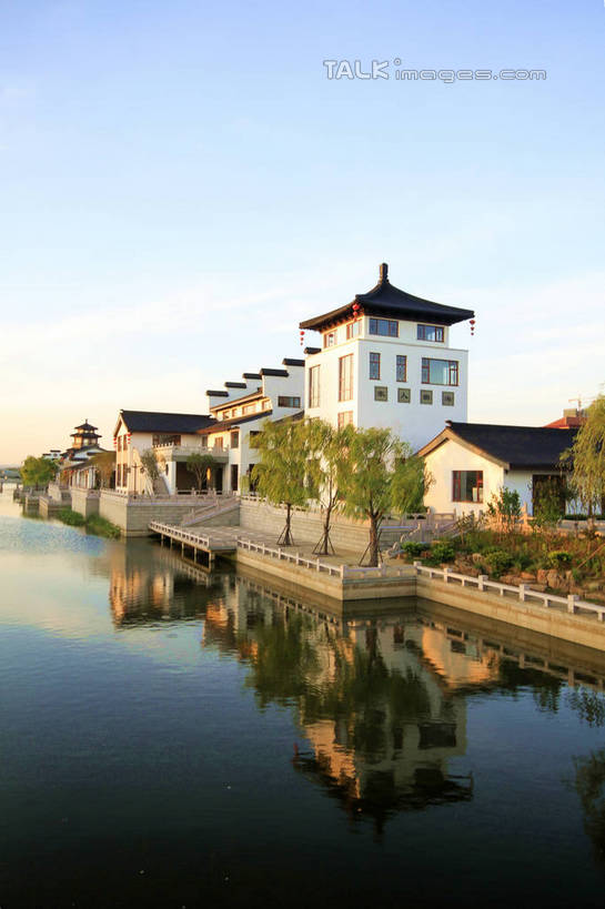 无人,公园,家,竖图,室外,白天,正面,旅游,度假,河流,美景,水,植物,中国,亚洲,阴影,波纹,光线,影子,房屋,屋子,河水,景观,水流,云,云朵,公寓,涟漪,云彩,娱乐,山东,洋房,楼房,住宅,树,树木,蓝色,绿色,白云,倒影,蓝天,水纹,天空,阳光,自然,波浪,天,享受,休闲,景色,放松,生长,晴朗,成长,倒映,自然风光,东亚,山东省,日照,中华人民共和国,华东地区,水晕,鲁,日照市,反照,香河公园,晴空,彩图,房子,rzwdb1