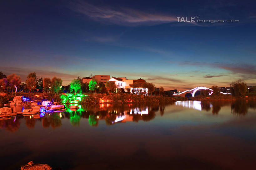 无人,公园,家,横图,彩色,室外,白天,正面,旅游,度假,河流,石头,美景,日落,水,植物,霓虹灯,中国,亚洲,阴影,波纹,光线,石子,影子,房屋,屋子,河水,景观,水流,晚霞,霞光,落日,桥,灯光,七彩,涟漪,娱乐,光源,山东,石桥,楼房,霓虹,拱桥,住宅,栈桥,灯,树,树木,绿色,倒影,水纹,自然,黄昏,波浪,享受,休闲,景色,彩霞,放松,拱形,生长,成长,人行桥,石拱桥,倒映,照明设备,自然风光,东亚,山东省,日照,中华人民共和国,华东地区,水晕,氖灯,鲁,日照市,夕照,反照,香河公园,石块,夕阳,彩图,房子,斜阳,rzwdb1