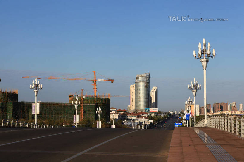 无人,家,高楼大厦,栏杆,横图,室外,白天,正面,度假,技术,美景,城市风光,城市,大厦,道路,建筑,路,路灯,摩天大楼,公路,照明,中国,亚洲,阴影,光线,影子,房屋,屋子,景观,公寓,围栏,灯光,分界线,停车线,交通,娱乐,设备,山东,洋房,护栏,楼房,住宅,灯,施工,蓝色,蓝天,天空,阳光,楼宇,天,享受,休闲,机械,起重机,景色,放松,晴朗,车行道,车行道分界线,照亮,工程,照明设备,标线,东亚,车行线,山东省,日照,万里无云,中华人民共和国,华东地区,鲁,日照市,晴空,晴空万里,马路,彩图,房子,大楼,高层建筑,高楼,摩天楼,rzwdb1