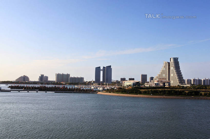 无人,家,高楼大厦,横图,全景,室外,白天,正面,度假,海浪,海洋,美景,天际线,植物,城市风光,城市,大厦,建筑,摩天大楼,中国,亚洲,阴影,光线,影子,房屋,屋子,景观,浪花,云,云朵,公寓,云彩,娱乐,山东,洋房,楼房,住宅,树,树木,蓝色,绿色,白云,蓝天,天空,阳光,自然,海水,楼宇,天,享受,休闲,景色,放松,生长,晴朗,成长,海景,东亚,山东省,日照,中华人民共和国,华东地区,鲁,日照市,大海,风浪,海,海水的波动,近岸浪,涌浪,晴空,彩图,房子,大楼,高层建筑,高楼,摩天楼,rzwdb1