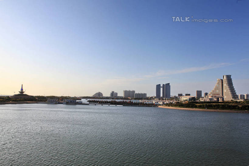 无人,家,高楼大厦,横图,全景,室外,白天,正面,度假,海浪,海洋,美景,天际线,植物,城市风光,城市,大厦,建筑,摩天大楼,中国,亚洲,阴影,光线,影子,房屋,屋子,景观,浪花,云,云朵,公寓,云彩,娱乐,山东,洋房,楼房,住宅,树,树木,蓝色,绿色,白云,蓝天,天空,阳光,自然,海水,楼宇,天,享受,休闲,景色,放松,生长,晴朗,成长,海景,东亚,山东省,日照,中华人民共和国,华东地区,鲁,日照市,大海,风浪,海,海水的波动,近岸浪,涌浪,晴空,彩图,房子,大楼,高层建筑,高楼,摩天楼,rzwdb1