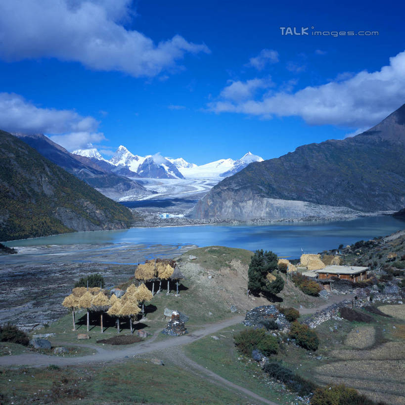 无人,家,竖图,俯视,室外,白天,旅游,度假,冰山,草地,草坪,河流,石头,美景,山,水,植物,道路,路,中国,亚洲,阴影,光线,石子,影子,房屋,屋子,冰,河水,景观,山峰,水流,云,云朵,小路,交通,山峦,云彩,娱乐,楼房,冰川,西藏,住宅,草,树,树木,蓝色,绿色,白云,蓝天,天空,阳光,自然,天,享受,休闲,景色,放松,寒冷,乡间小路,生长,晴朗,成长,冰冷,自然风光,冰河,藏,东亚,西藏自治区,中华人民共和国,西南地区,严寒,冰凉,酷寒,凛冽,凛凛,极冷,石块,岩石,晴空,彩图,高角度拍摄,房子,八宿县,昌都地区,来古冰川,然乌镇,shcm1