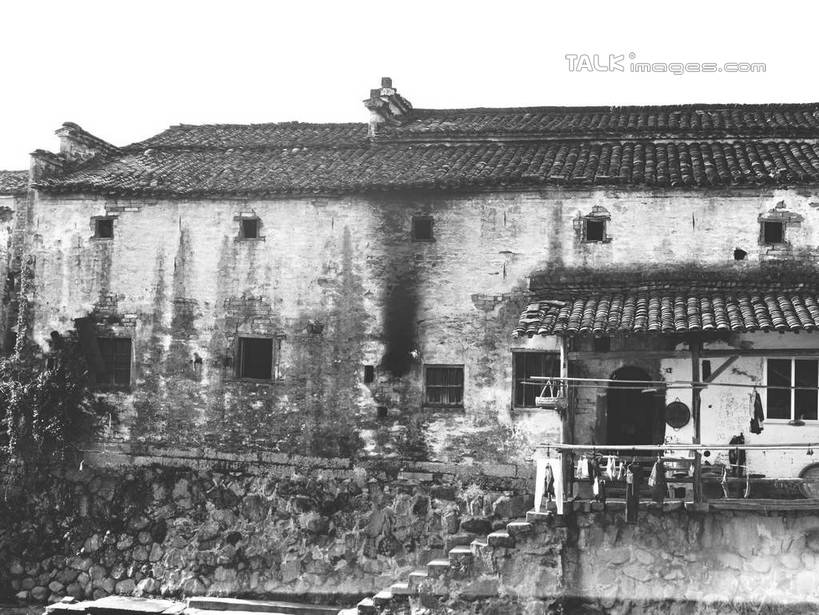 无人,家,栏杆,横图,黑白,室外,白天,正面,旅游,度假,黄山,名胜古迹,楼梯,标志建筑,地标,建筑,宏村,中国,亚洲,遗迹,扶手,瓦片,房屋,阶梯,墙,屋顶,屋子,顶棚,瓦,古迹,文物,娱乐,建设,古建筑,护栏,楼房,墙壁,墙面,台阶,住宅,天空,天,享受,休闲,旅游胜地,放松,建造,古文明,东亚,屋瓦,安徽,安徽省,黄山市,黟县,中华人民共和国,华东地区,皖,房子,shcm1