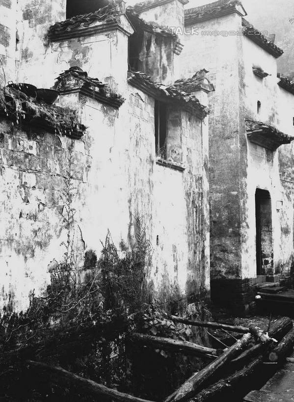 无人,家,竖图,黑白,室外,白天,正面,旅游,度假,黄山,名胜古迹,标志建筑,地标,建筑,宏村,中国,亚洲,遗迹,房屋,墙,屋子,古迹,文物,娱乐,建设,古建筑,楼房,墙壁,墙面,住宅,享受,休闲,旅游胜地,放松,古文明,东亚,安徽,安徽省,黄山市,黟县,中华人民共和国,华东地区,皖,房子,shcm1