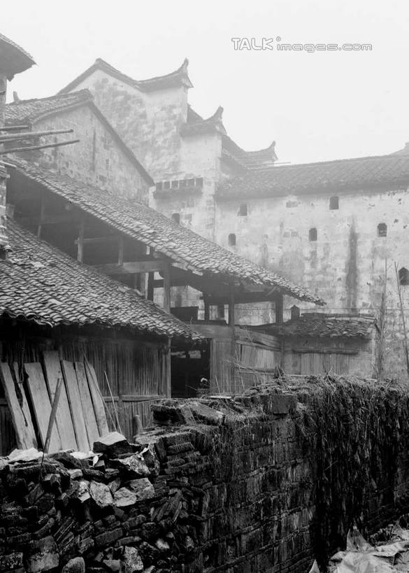 无人,家,横图,黑白,室外,白天,正面,旅游,度假,黄山,名胜古迹,标志建筑,地标,建筑,宏村,中国,亚洲,遗迹,瓦片,房屋,墙,屋顶,屋子,顶棚,瓦,古迹,文物,娱乐,建设,古建筑,楼房,墙壁,墙面,住宅,天空,天,享受,休闲,旅游胜地,放松,建造,古文明,东亚,屋瓦,安徽,安徽省,黄山市,黟县,中华人民共和国,华东地区,皖,房子,shcm1