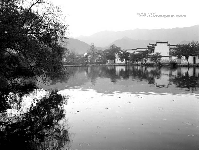 无人,家,横图,黑白,室外,白天,正面,旅游,度假,湖,湖泊,黄山,名胜古迹,水,植物,标志建筑,地标,建筑,宏村,中国,亚洲,遗迹,房屋,屋子,湖面,水流,水面,古迹,文物,娱乐,建设,古建筑,楼房,住宅,树,树木,倒影,天空,自然,湖水,天,享受,休闲,旅游胜地,放松,生长,成长,倒映,古文明,东亚,安徽,安徽省,黄山市,黟县,中华人民共和国,华东地区,皖,反照,房子,shcm1