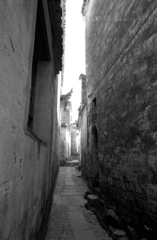 无人,家,横图,黑白,室外,白天,正面,旅游,度假,黄山,名胜古迹,标志建筑,道路,地标,建筑,路,宏村,中国,亚洲,遗迹,房屋,墙,屋子,小路,交通,古迹,文物,娱乐,建设,古建筑,楼房,墙壁,墙面,住宅,享受,休闲,旅游胜地,放松,古文明,东亚,安徽,安徽省,黄山市,黟县,中华人民共和国,华东地区,皖,房子,shcm1