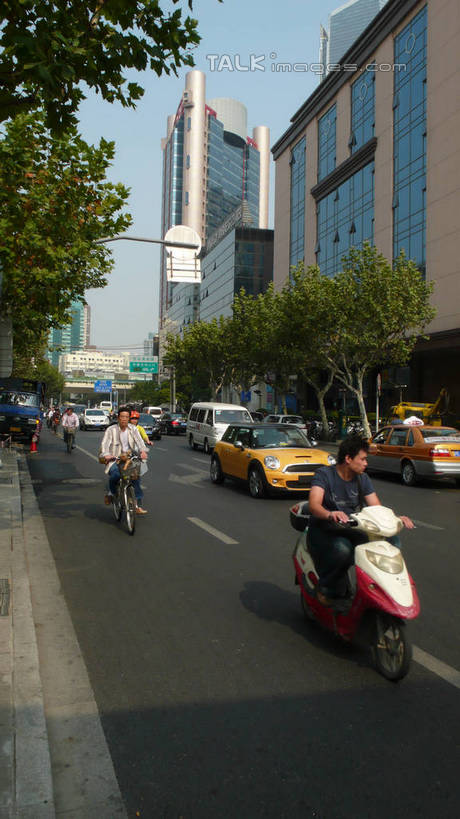 东方人,两个人,高楼大厦,坐,横图,室外,白天,正面,度假,美景,植物,城市风光,城市,大厦,道路,建筑,路,摩天大楼,公路,摩托车,汽车,上海,中国,亚洲,阴影,服装,光线,影子,景观,分界线,停车线,交通,休闲装,黄种人,娱乐,建设,车,树,树木,衣服,蓝色,绿色,蓝天,天空,阳光,自然,交通工具,轿车,天,驾驶,行驶,享受,休闲,休闲服,景色,放松,服饰,生长,晴朗,成长,车行道,车行道分界线,操纵,申,控制,载具,标线,东亚,操控,车行线,静安区,延安中路,乌鲁木齐中路,上海市,万里无云,中华人民共和国,沪,华东地区,把持,男人,男性,年轻男性,年轻女性,女人,女性,亚洲人,晴空,晴空万里,马路,坐着,彩图,全身,大楼,高层建筑,高楼,摩天楼,shcm1