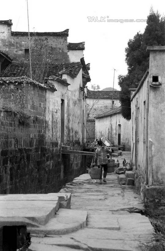 无人,家,横图,黑白,室外,白天,正面,旅游,度假,黄山,名胜古迹,植物,标志建筑,地标,建筑,宏村,中国,亚洲,遗迹,房屋,墙,屋子,古迹,文物,娱乐,建设,古建筑,楼房,墙壁,墙面,住宅,树,树木,天空,自然,天,享受,休闲,旅游胜地,放松,生长,成长,古文明,东亚,安徽,安徽省,黄山市,黟县,中华人民共和国,华东地区,皖,房子,shcm1