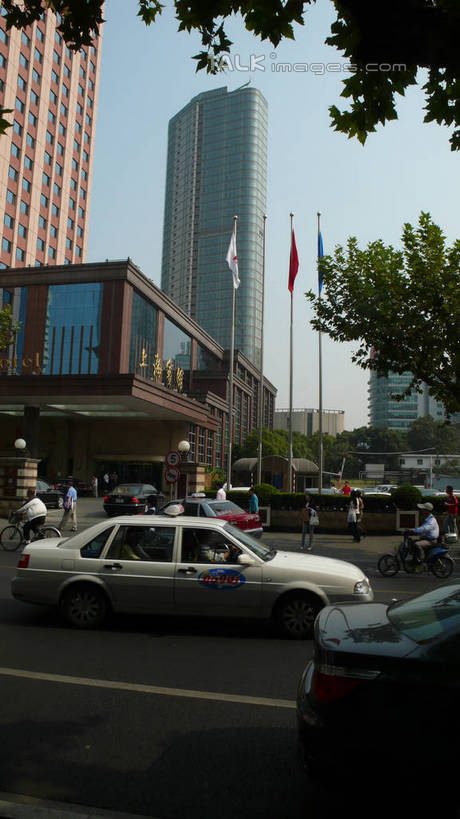 无人,高楼大厦,横图,室外,白天,仰视,度假,美景,植物,城市风光,城市,大厦,道路,建筑,路,摩天大楼,公路,汽车,上海,中国,亚洲,阴影,光线,影子,景观,分界线,停车线,交通,娱乐,建设,车,树,树木,蓝色,绿色,蓝天,天空,阳光,自然,交通工具,轿车,天,享受,休闲,景色,放松,生长,晴朗,成长,车行道,车行道分界线,申,载具,标线,东亚,车行线,静安区,延安中路,乌鲁木齐中路,上海市,万里无云,中华人民共和国,沪,华东地区,晴空,晴空万里,马路,彩图,低角度拍摄,大楼,高层建筑,高楼,摩天楼,shcm1