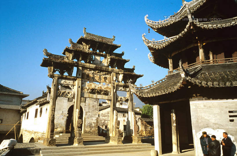 东方人,三个人,家,站,横图,室外,白天,仰视,旅游,度假,黄山,石头,名胜古迹,植物,标志建筑,地标,建筑,中国,亚洲,阴影,服装,遗迹,光线,石子,瓦片,影子,房屋,屋顶,屋子,牌坊,牌楼,顶棚,瓦,休闲装,黄种人,古迹,文化,文物,娱乐,建设,古建筑,楼房,废墟,住宅,树,树木,衣服,蓝色,绿色,蓝天,天空,阳光,自然,天,站着,享受,休闲,休闲服,旅游胜地,放松,建造,服饰,生长,晴朗,成长,纪念,祭祀,表彰,荣誉,古文明,东亚,屋瓦,安徽,安徽省,黄山市,歙县,许村,万里无云,中华人民共和国,华东地区,荣耀,皖,男人,男性,中年男性,亚洲人,石块,岩石,晴空,晴空万里,站立,半身,彩图,低角度拍摄,房子,传统文化,shcm1